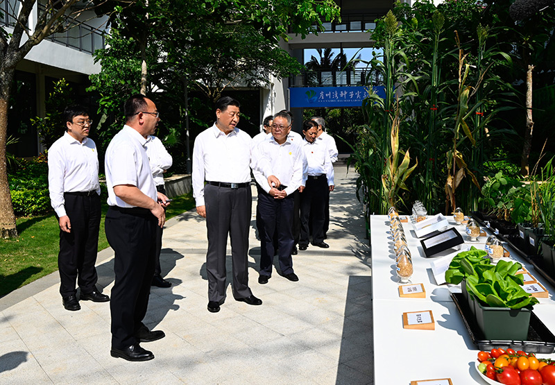 4月10日至13日，中共中央總書記、國家主席、中央軍委主席習近平在海南考察。這是10日下午，習近平在位于三亞市崖州灣科技城的崖州灣種子實驗室考察。新華社記者 李學仁 攝