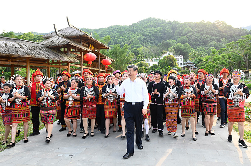 4月10日至13日，中共中央總書記、國家主席、中央軍委主席習近平在海南考察。這是11日下午，習近平在五指山市水滿鄉毛納村向村民們揮手致意。新華社記者 李學仁 攝